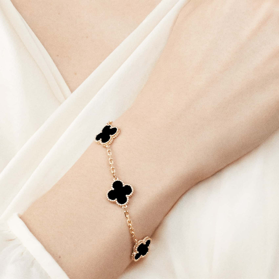 Elegant armbånd med moderne touch guld